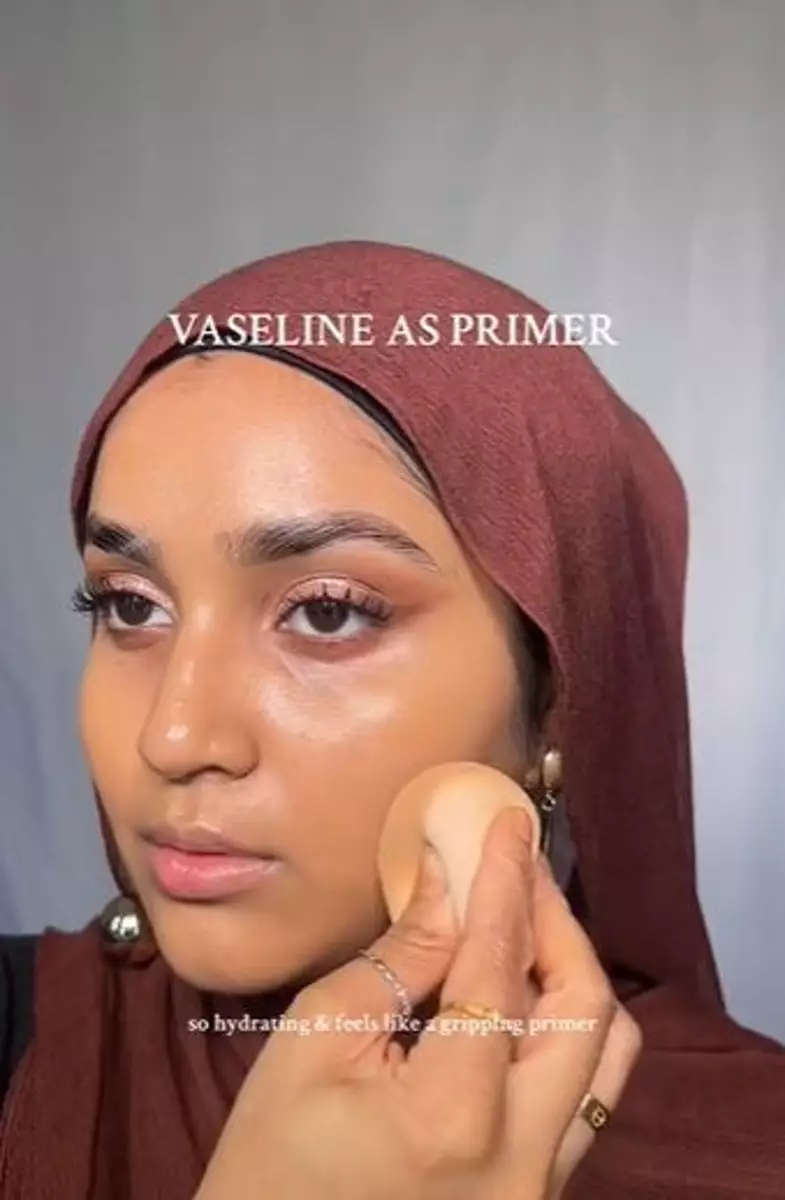 Cara dapatkan riasan glowing & flawless dengan 1 produk pelembap Berbagai sumber