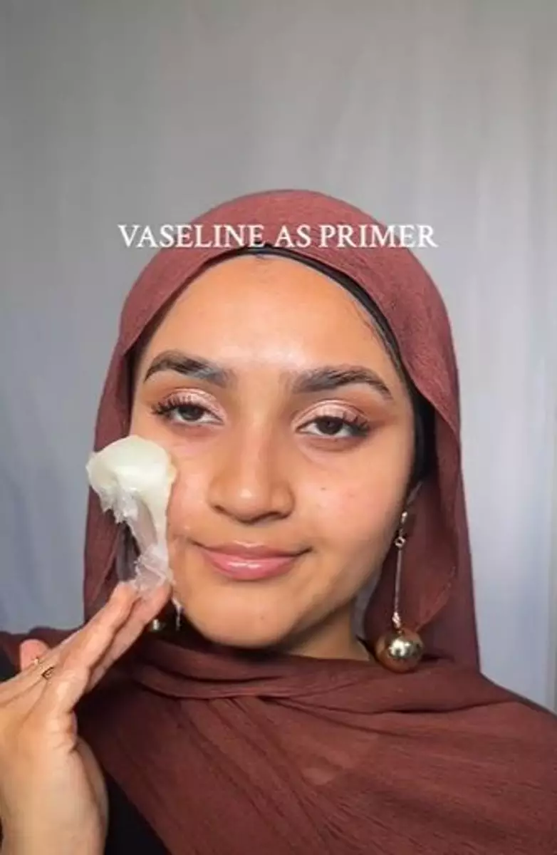 Cara dapatkan riasan glowing & flawless dengan 1 produk pelembap Berbagai sumber