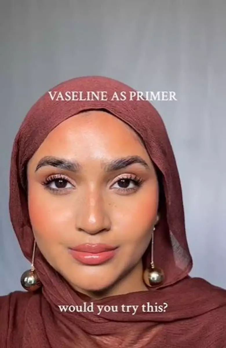 Cara dapatkan riasan glowing & flawless dengan 1 produk pelembap Berbagai sumber