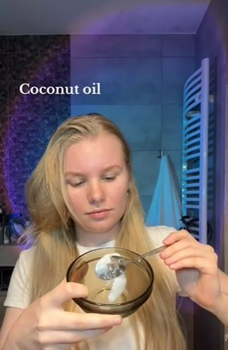 Tara Basro rawat rambut diwarnai pakai minyak kelapa Berbagai sumber Tara Basro rawat rambut diwarnai pakai minyak kelapa Berbagai sumber