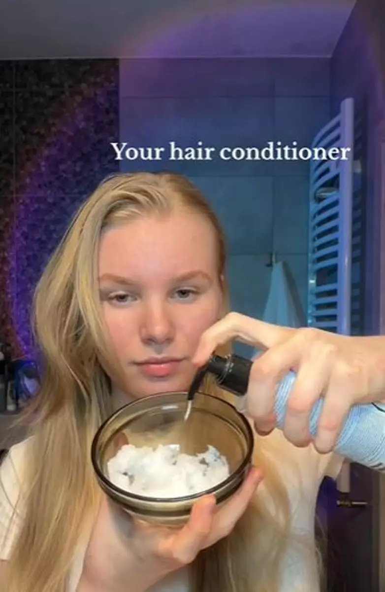 Tara Basro rawat rambut diwarnai pakai minyak kelapa Berbagai sumber Tara Basro rawat rambut diwarnai pakai minyak kelapa Berbagai sumber