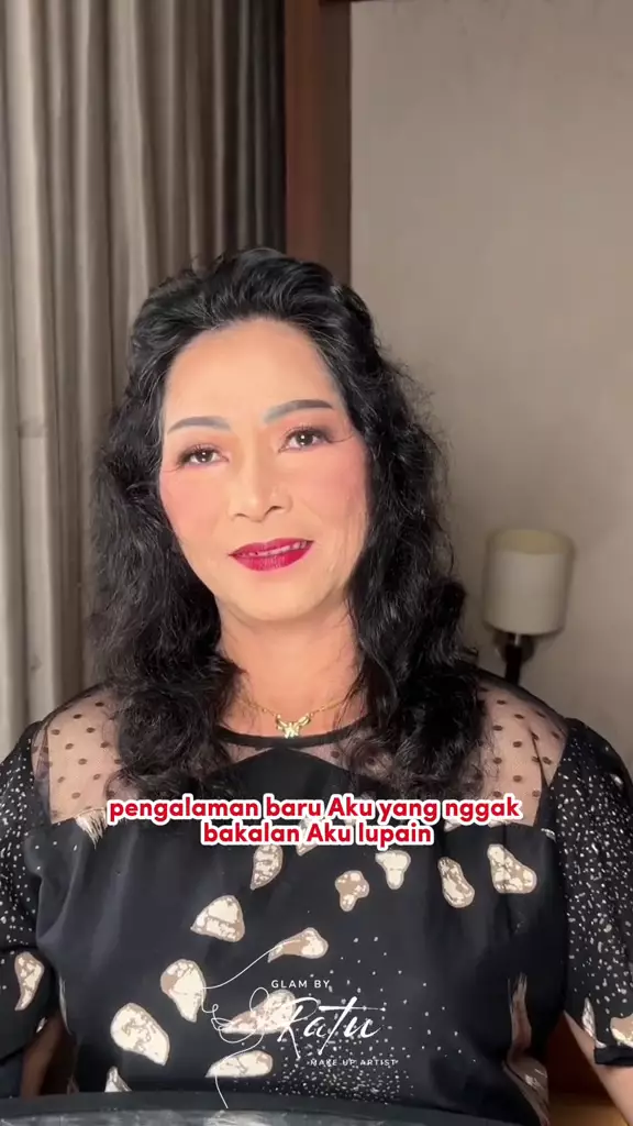 Wanita paruh baya dengan wajah penuh flek hitam berbagai sumber Wanita paruh baya dengan wajah penuh flek hitam berbagai sumber