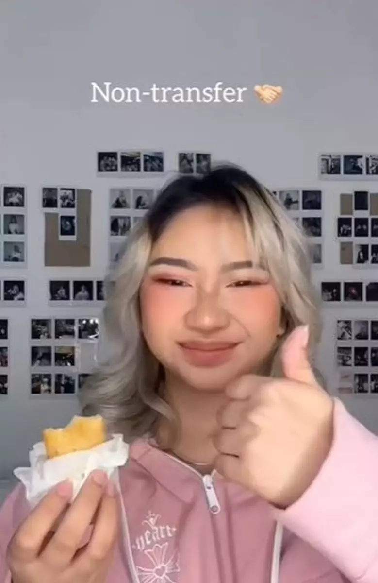 Lipstik merah merona akad Beby Tsabina harga Rp 60 ribuan Berbagai sumber Lipstik merah merona akad Beby Tsabina harga Rp 60 ribuan Berbagai sumber