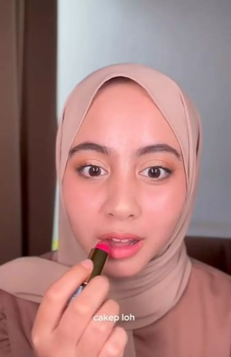 Hasil riasan flawless pakai produk Viva bedak harga Rp 1.500 TikTok