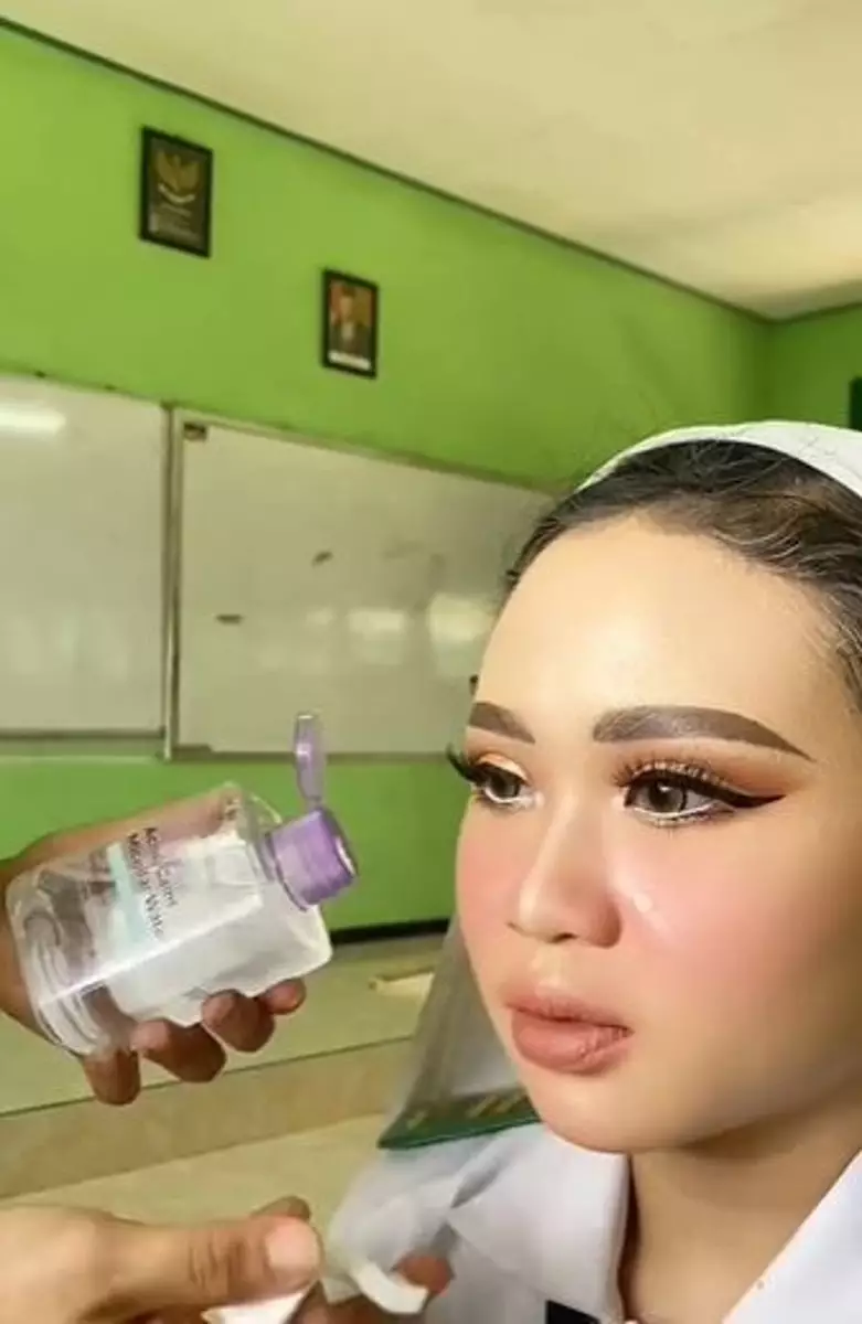 Cewek berkulit sawo matang dirias dengan Korean makeup look TikTok Cewek berkulit sawo matang dirias dengan Korean makeup look TikTok