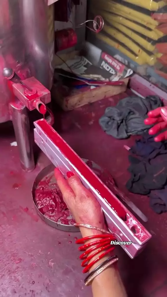 potret bikin lipstik berbagai sumber potret bikin lipstik berbagai sumber