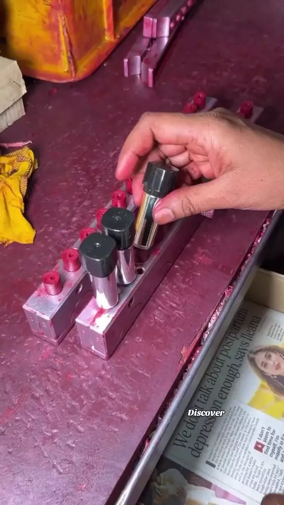 potret bikin lipstik berbagai sumber potret bikin lipstik berbagai sumber