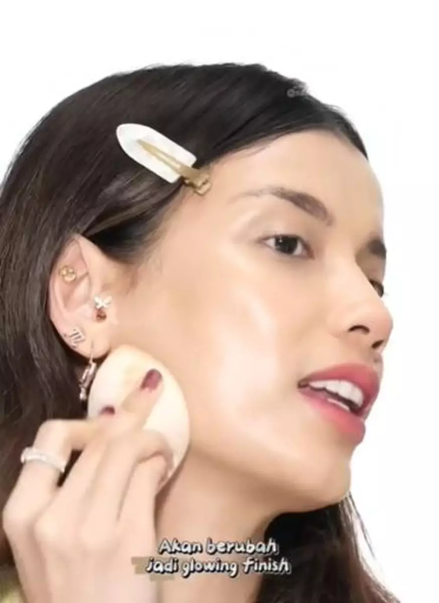 Complexion auto glowing pakai foundation dicampur face oil Berbagai sumber