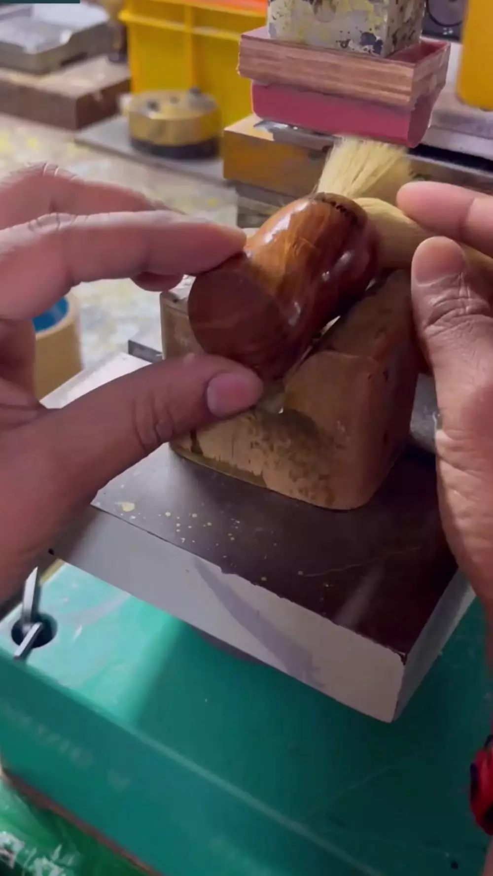 Potret pembuatan brush makeup berbagai sumber Potret pembuatan brush makeup berbagai sumber