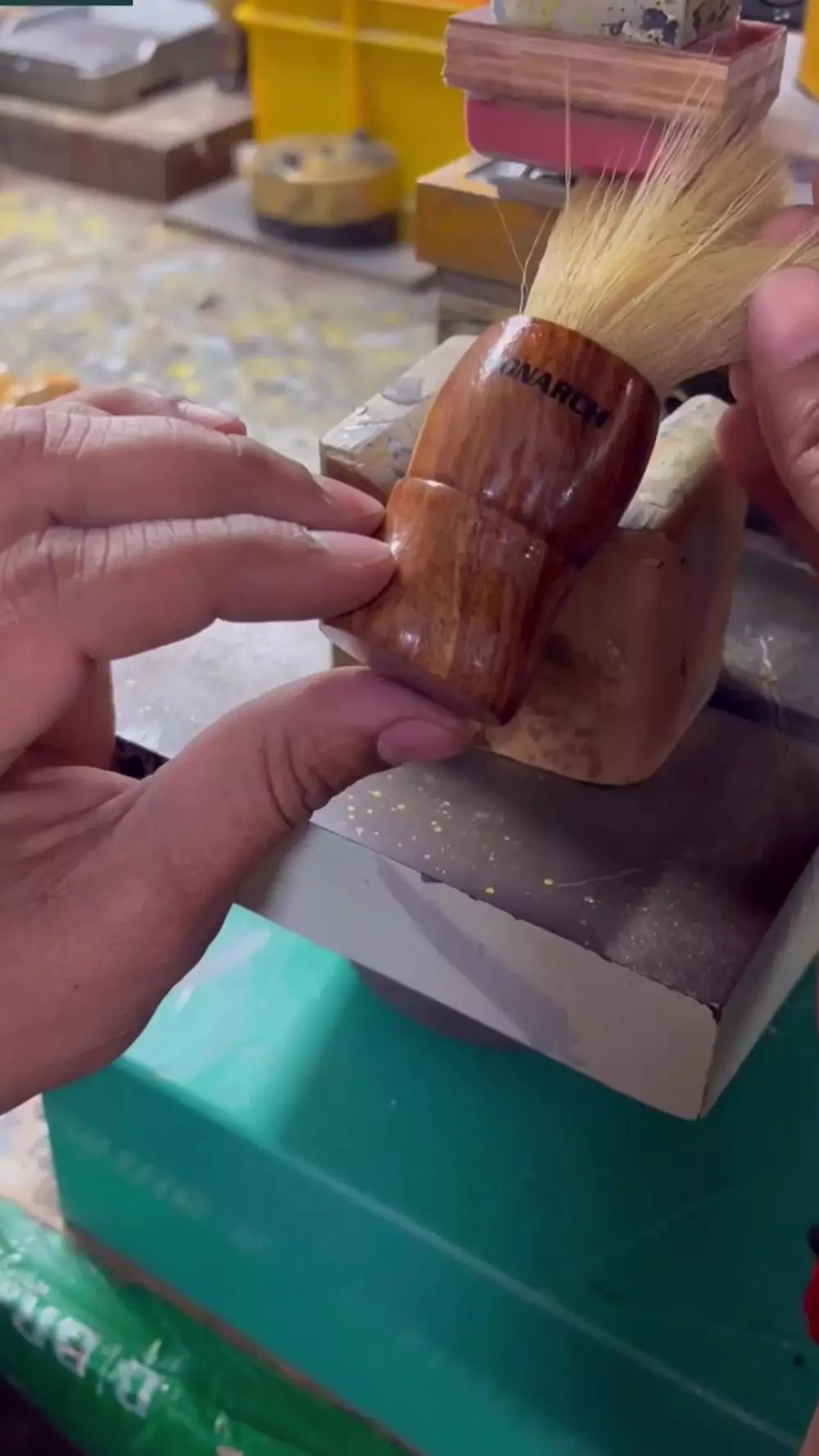 Potret pembuatan brush makeup berbagai sumber Potret pembuatan brush makeup berbagai sumber