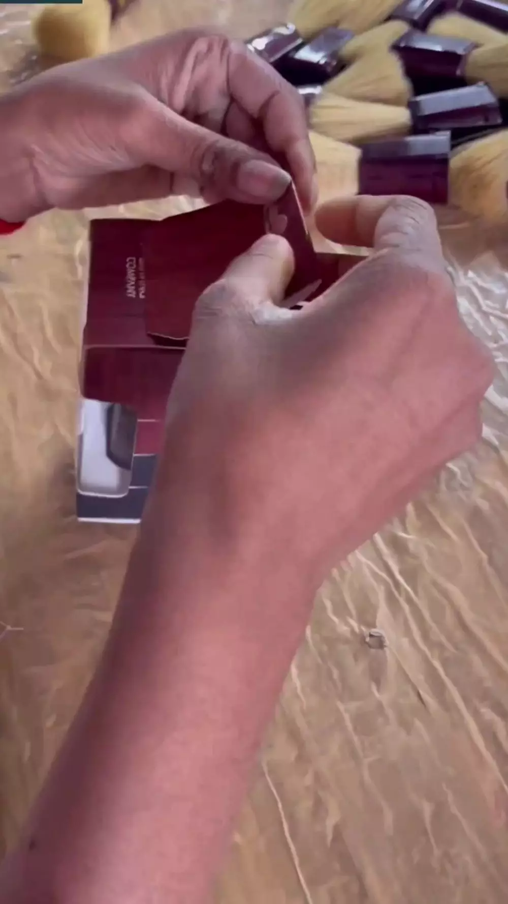 Potret pembuatan brush makeup berbagai sumber Potret pembuatan brush makeup berbagai sumber