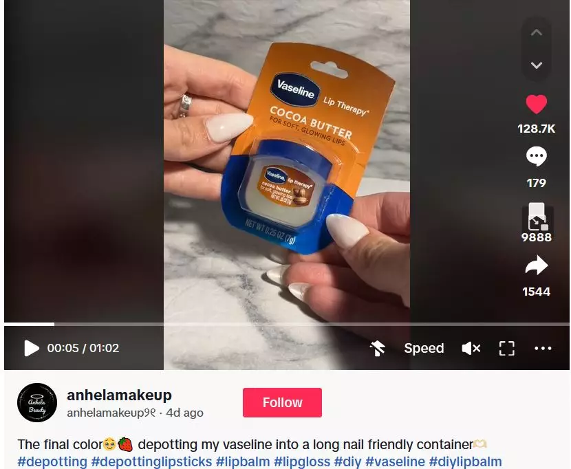 Kombinasi petroleum jelly dan lipstik © 2024 TikTok