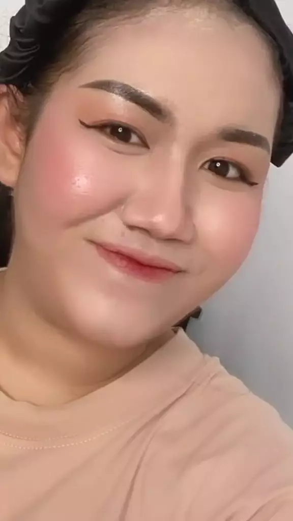 perjuangan emak-emak belajar merias wajah © 2024 TikTok  perjuangan emak-emak belajar merias wajah © 2024 TikTok