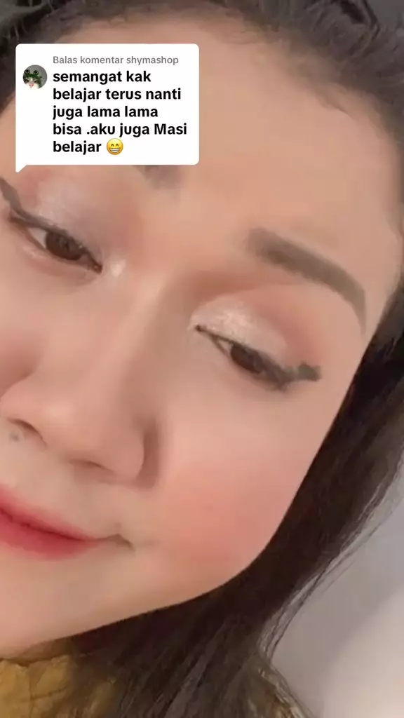 perjuangan emak-emak belajar merias wajah © 2024 TikTok  perjuangan emak-emak belajar merias wajah © 2024 TikTok