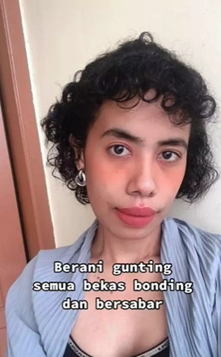 Cewek rebonding rambut hasilnya malah rapuh, ini cara merawatnya TikTok