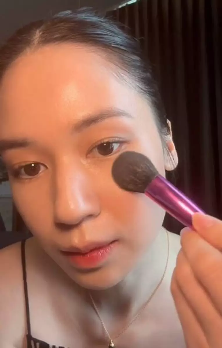 Trik pakai bedak padat Laura Basuki ini tak bikin dempul Berbagai sumber Trik pakai bedak padat Laura Basuki ini tak bikin dempul Berbagai sumber