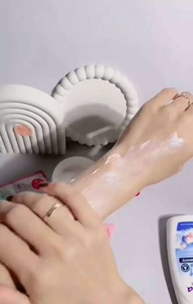 Kombinasi Marina biru dan kapsul pemutih viral bikin kulit putih sekali pakai TikTok Kombinasi Marina biru dan kapsul pemutih viral bikin kulit putih sekali pakai TikTok