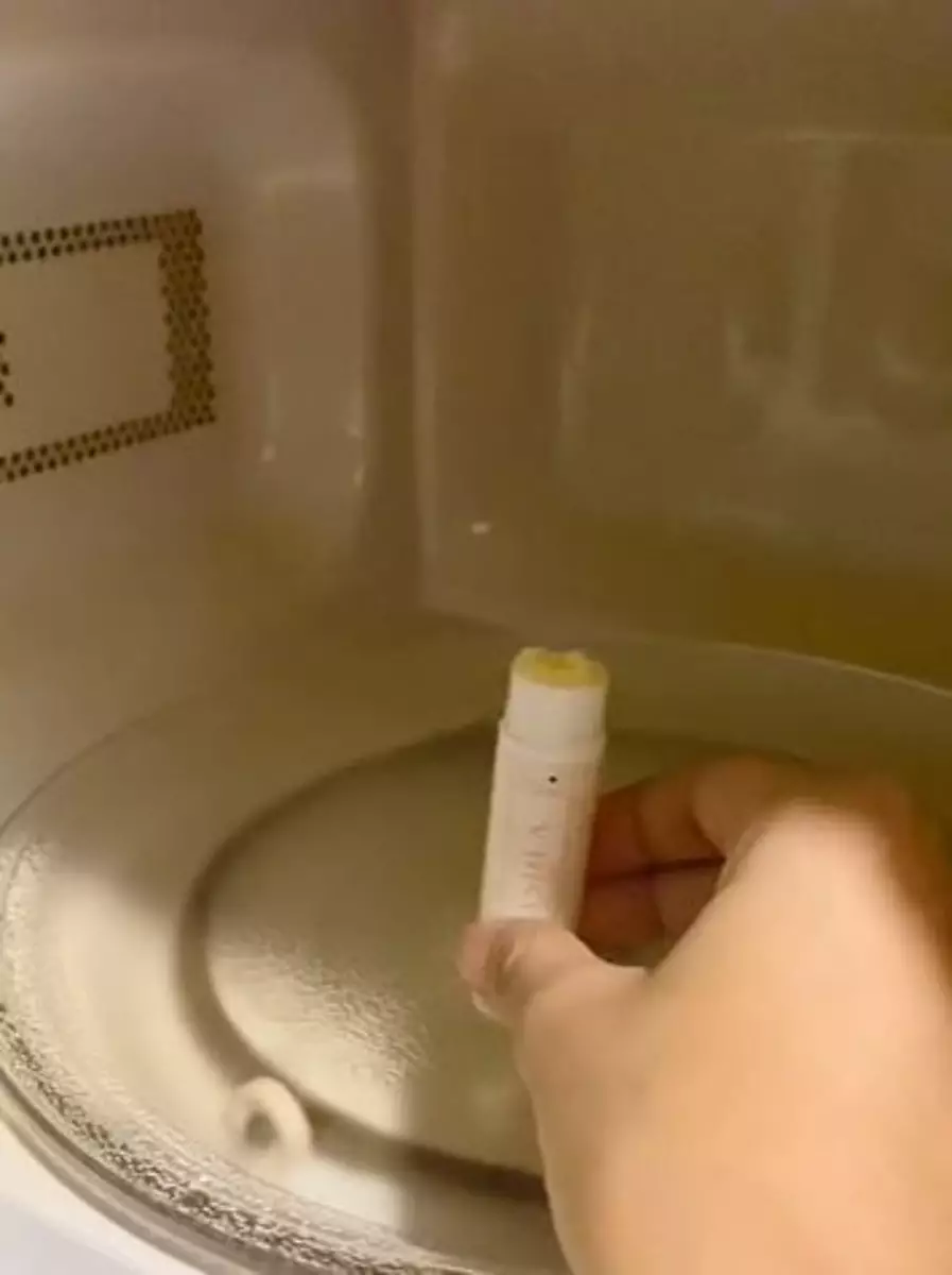 Cara atasi lip balm patah cuma pakai alat pemanas TikTok Cara atasi lip balm patah cuma pakai alat pemanas TikTok