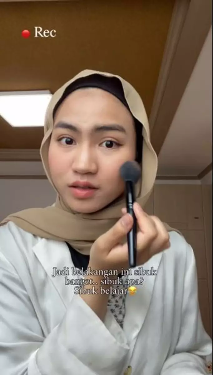 Makeup ke kampus ala Xaviera Putri simpel  Berbagai sumber