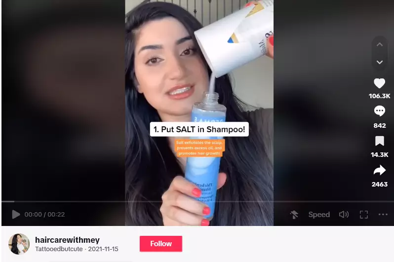 Cara hilangkan ketombe pakai garam. © 2024 TikTok