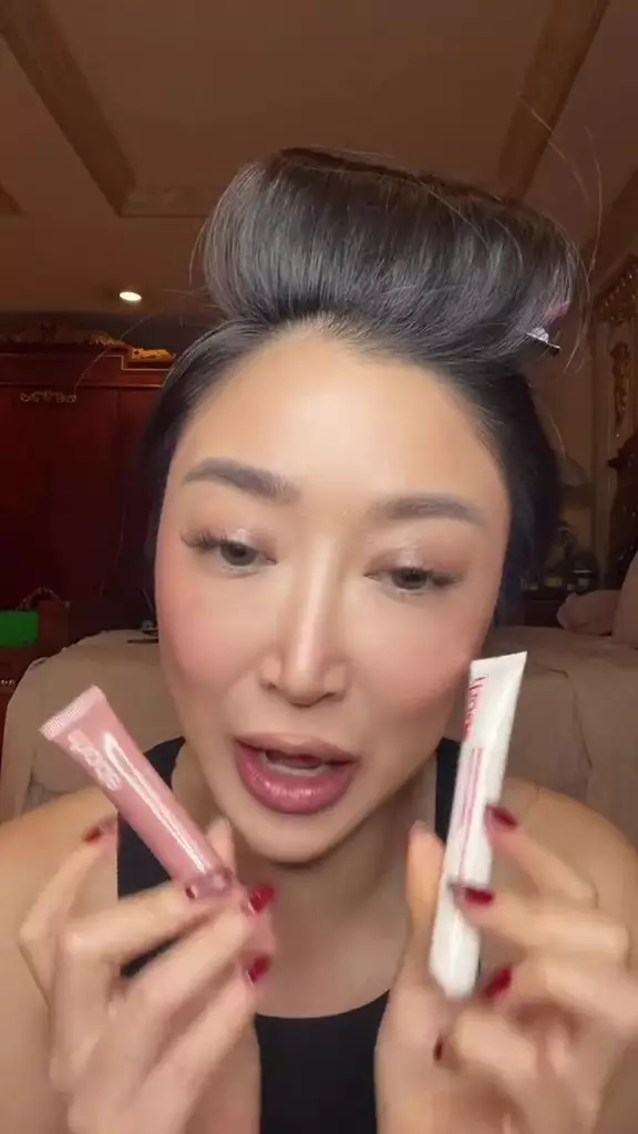 wanita coba produk lip balm alergi © 2024 TikTok