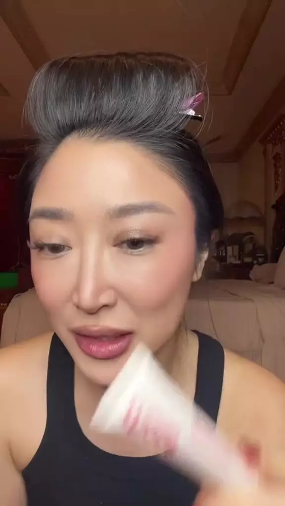 wanita coba produk lip balm alergi © 2024 TikTok