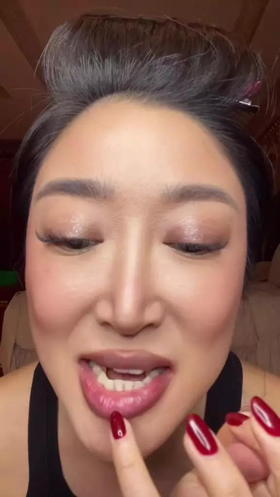 wanita coba produk lip balm alergi © 2024 TikTok