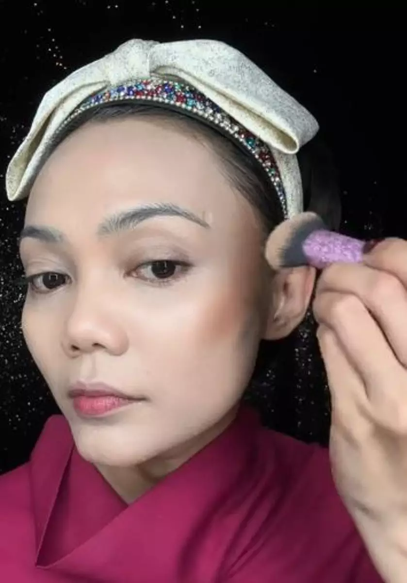 Rina Nose recreate makeup Sabrina Carpenter andalkan produk lokal TikTok