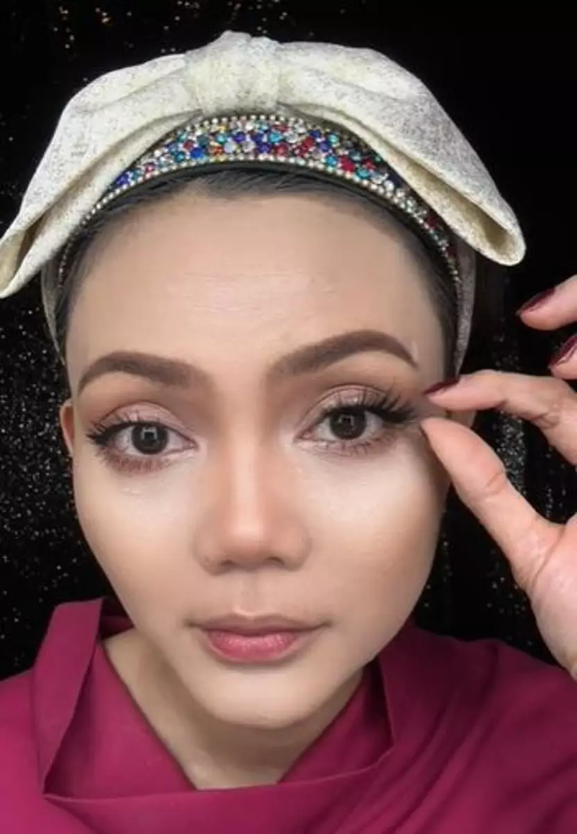 Rina Nose recreate makeup Sabrina Carpenter andalkan produk lokal TikTok