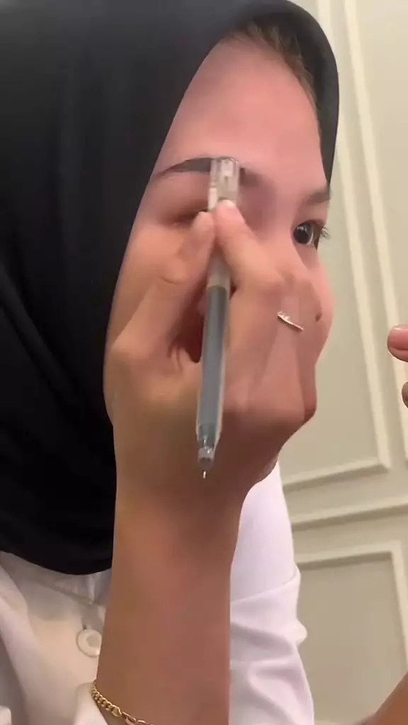 bikin alis pakai pulpen © 2024 TikTok