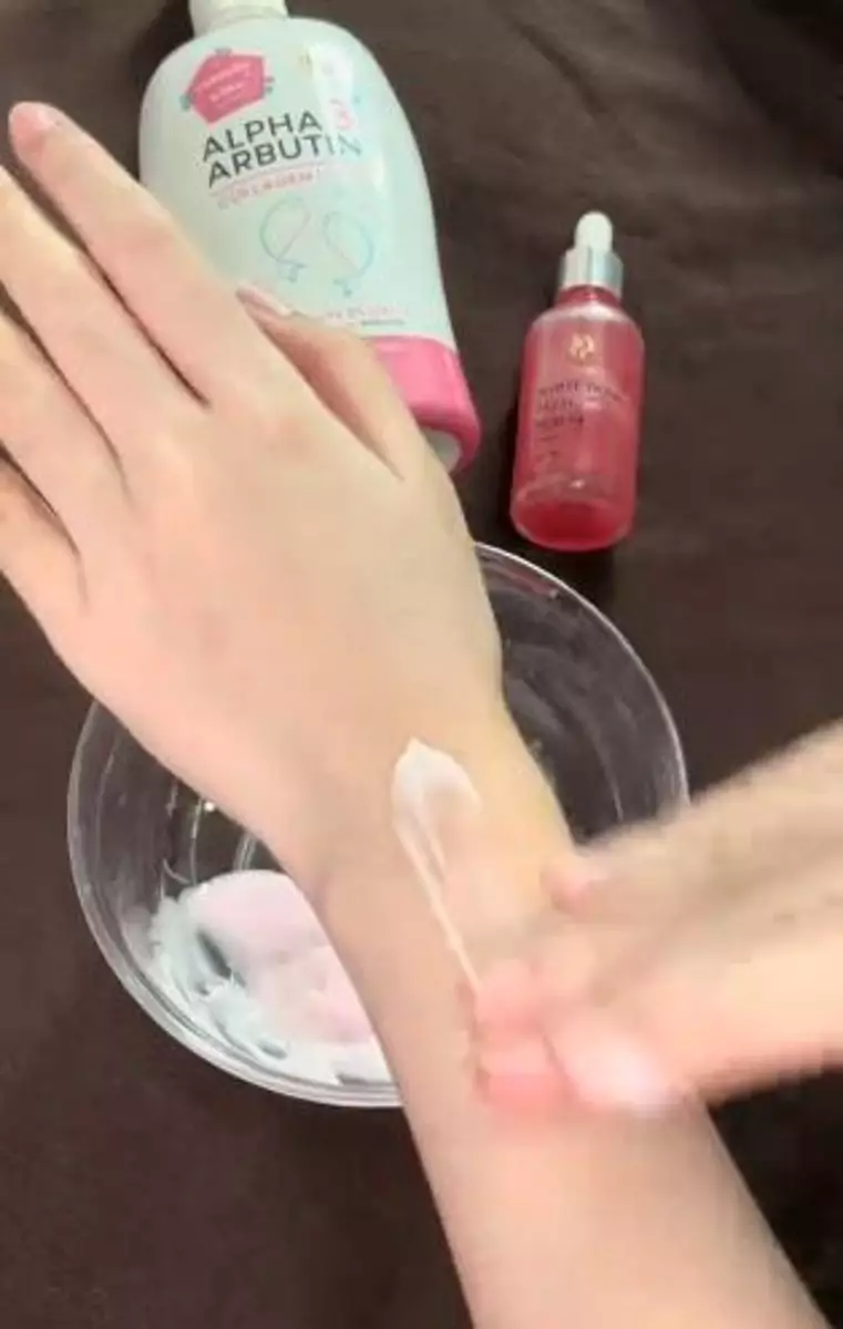 Kombinasi lotion Alpha Arbutin & body serum pemutih atasi kulit kusam TikTok
