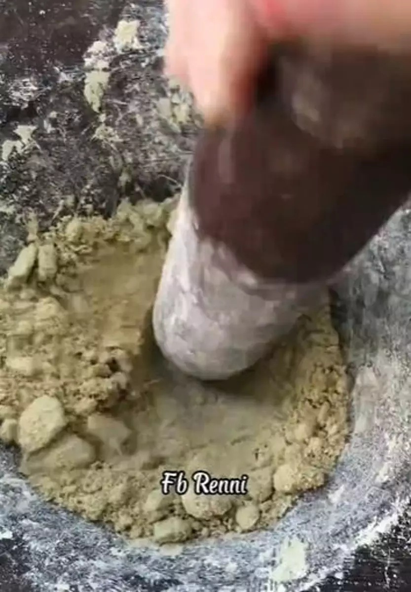 Trik bikin wajah mulus bebas jerawat pakai bedak dingin khas Dayak TikTok Trik bikin wajah mulus bebas jerawat pakai bedak dingin khas Dayak TikTok