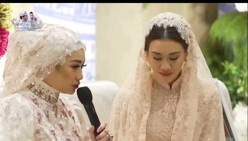 Detail makeup Aaliyah Massaid saat pengajian berbagai sumber Detail makeup Aaliyah Massaid saat pengajian berbagai sumber