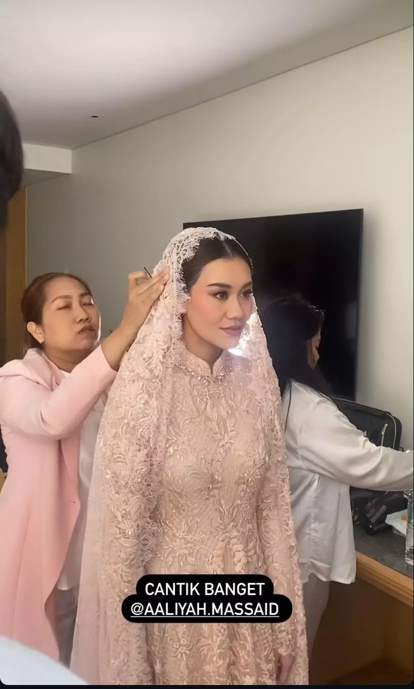 Detail makeup Aaliyah Massaid saat pengajian berbagai sumber Detail makeup Aaliyah Massaid saat pengajian berbagai sumber