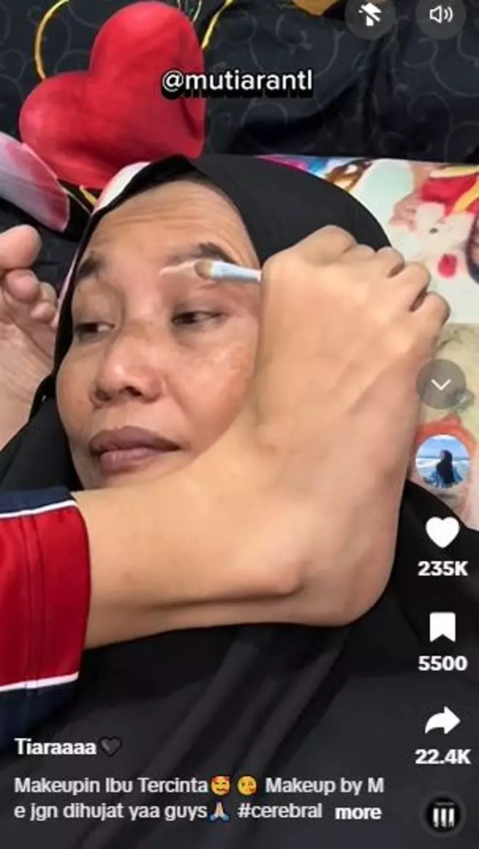 Cewek penderita cerebral palsy rias sang ibu pakai kaki TikTok Cewek penderita cerebral palsy rias sang ibu pakai kaki TikTok