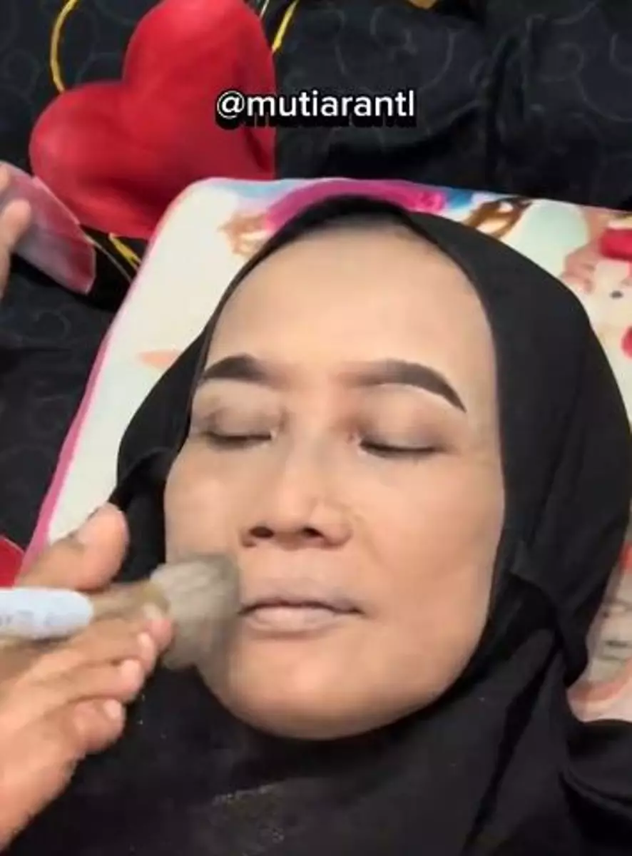 Cewek penderita cerebral palsy rias sang ibu pakai kaki TikTok Cewek penderita cerebral palsy rias sang ibu pakai kaki TikTok