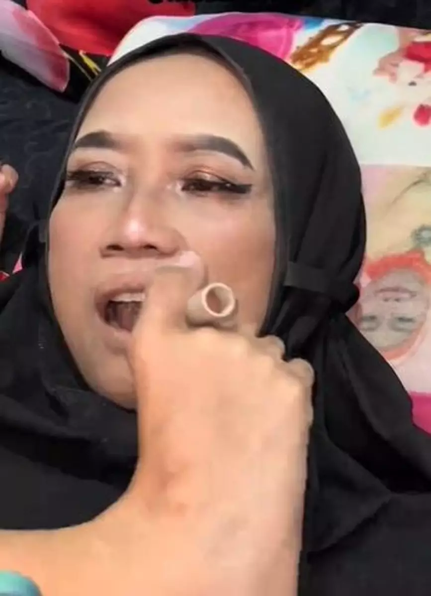 Cewek penderita cerebral palsy rias sang ibu pakai kaki TikTok Cewek penderita cerebral palsy rias sang ibu pakai kaki TikTok