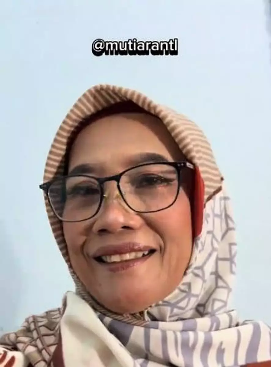 Cewek penderita cerebral palsy rias sang ibu pakai kaki TikTok Cewek penderita cerebral palsy rias sang ibu pakai kaki TikTok