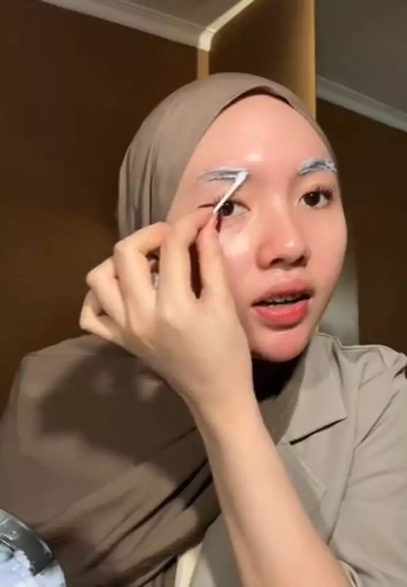 Beauty hack semir rambut alis bikin wajah tampak lebih cerah TikTok Beauty hack semir rambut alis bikin wajah tampak lebih cerah TikTok
