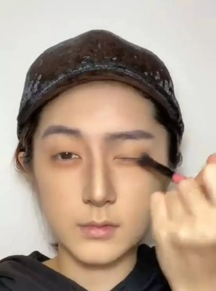 Cewek ini rias wajahnya jadi cowok mirip idol K-Pop TikTok Cewek ini rias wajahnya jadi cowok mirip idol K-Pop TikTok