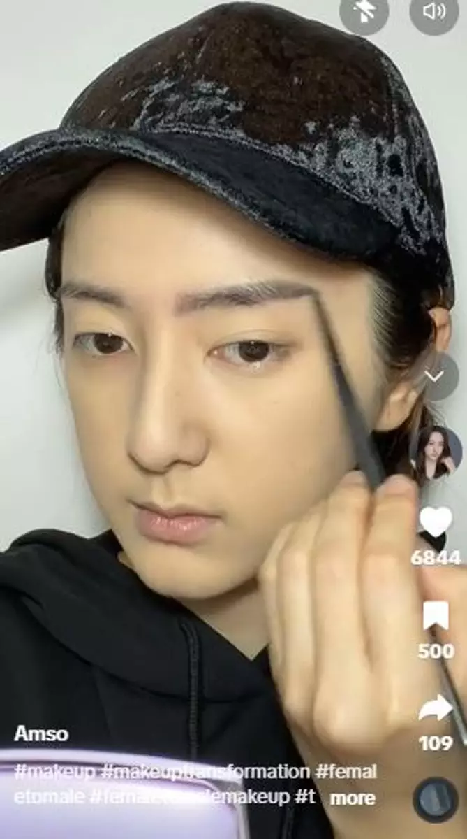 Cewek ini rias wajahnya jadi cowok mirip idol K-Pop TikTok Cewek ini rias wajahnya jadi cowok mirip idol K-Pop TikTok