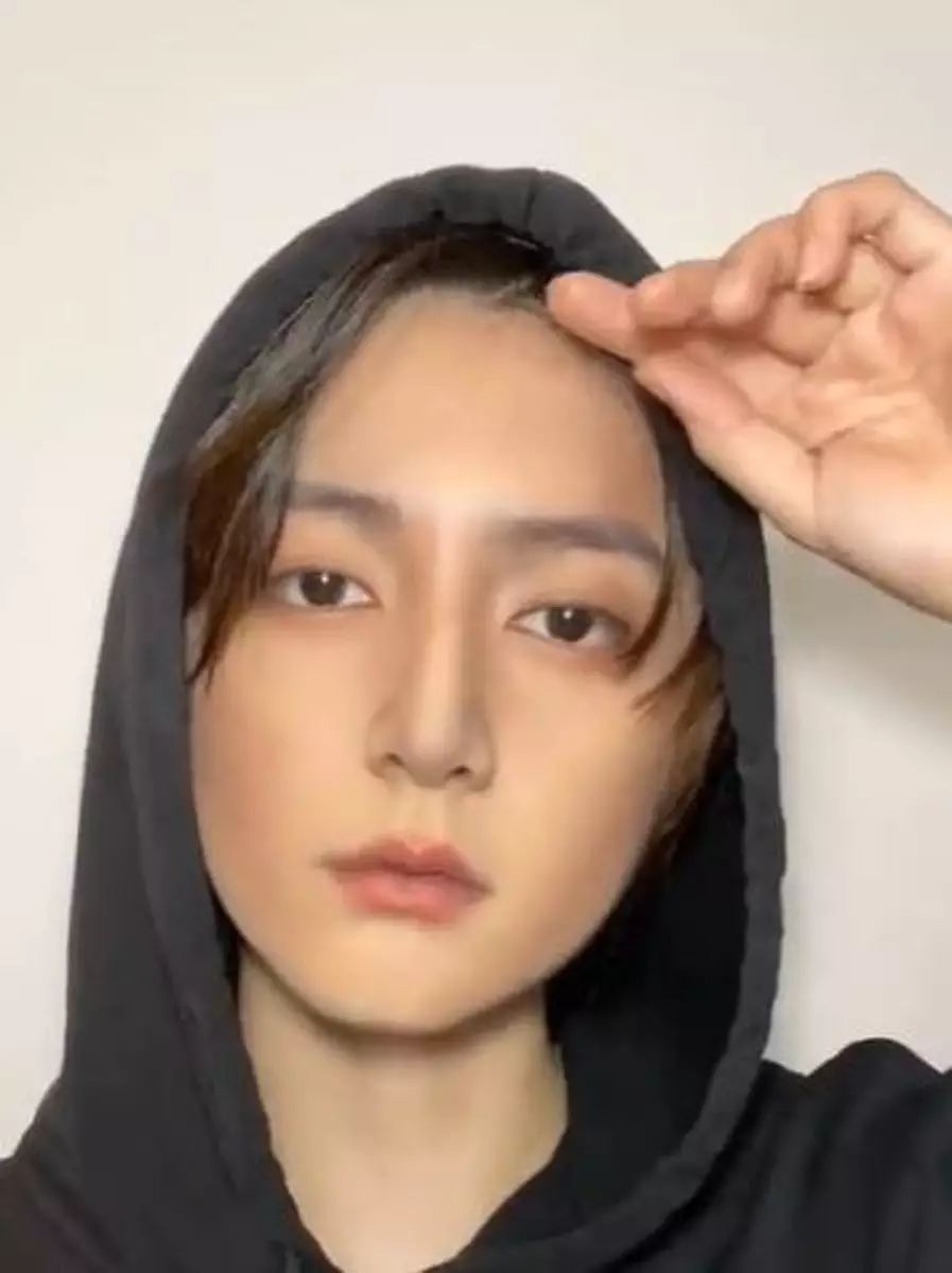Cewek ini rias wajahnya jadi cowok mirip idol K-Pop TikTok Cewek ini rias wajahnya jadi cowok mirip idol K-Pop TikTok