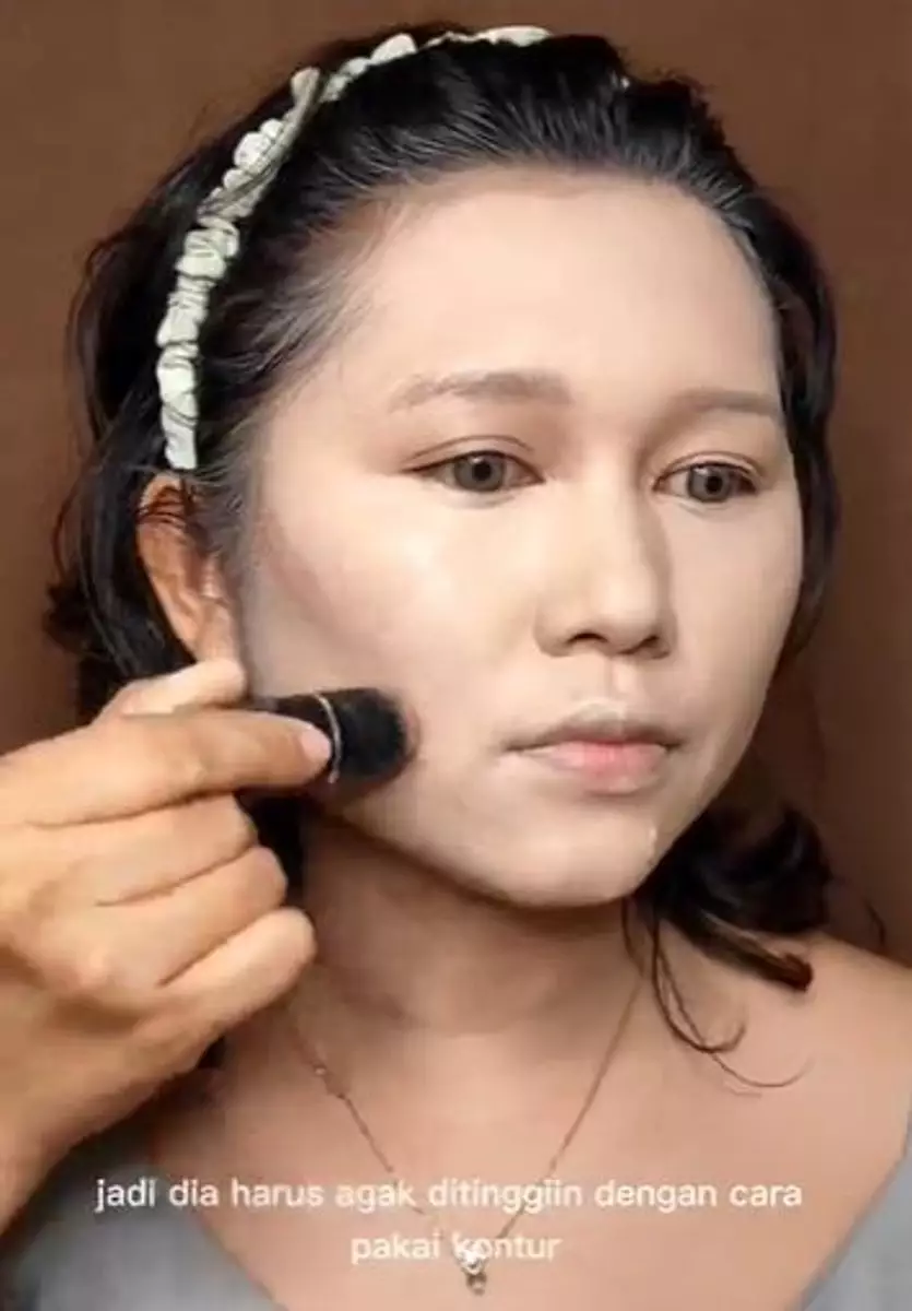 Trik kontur untuk wajah kotak ini bikin penampilan lebih tirus TikTok Trik kontur untuk wajah kotak ini bikin penampilan lebih tirus TikTok