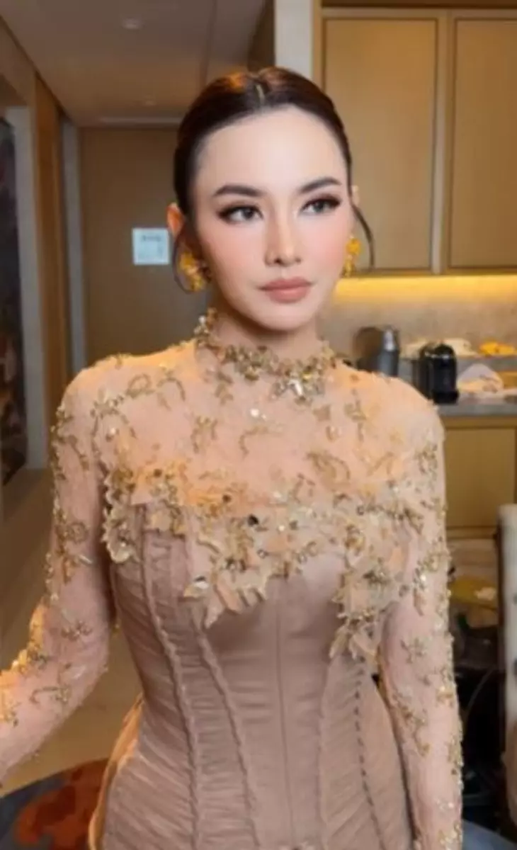 Adu gaya makeup 7 bridesmaid Aaliyah Massaid Berbagai sumber
