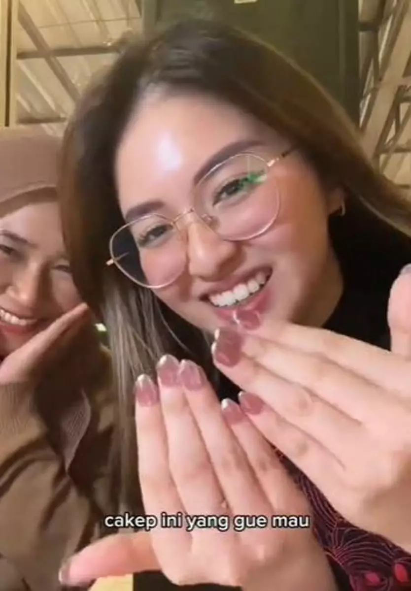 Kisah cewek bayar Rp 500 ribu untuk bikin nail art cat eye gagal TikTok Kisah cewek bayar Rp 500 ribu untuk bikin nail art cat eye gagal TikTok