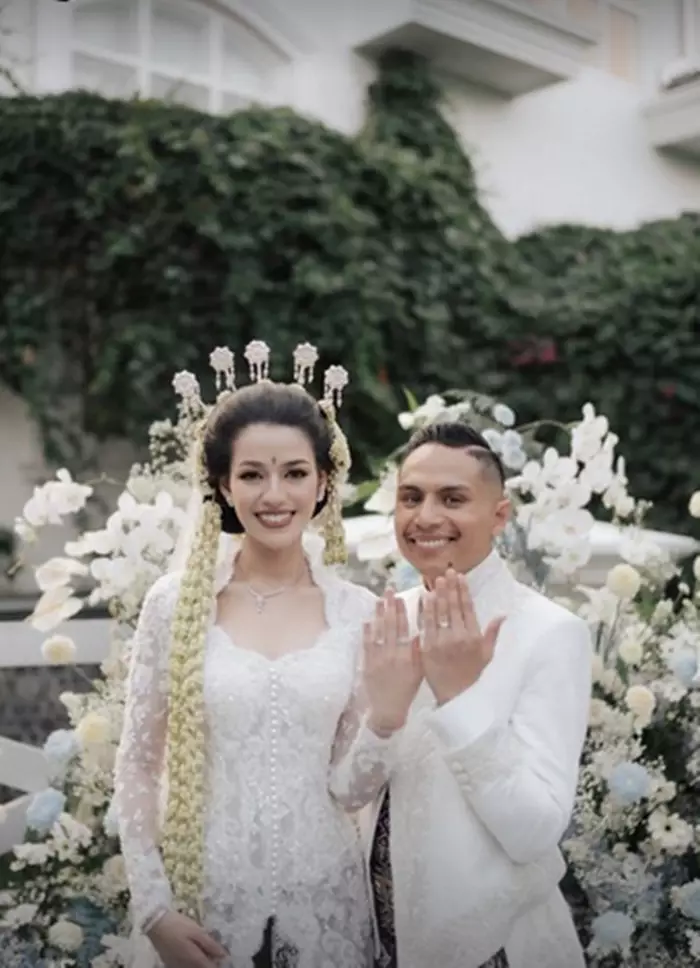 Potret detail makeup glam Susan Sameh  berbagai sumber