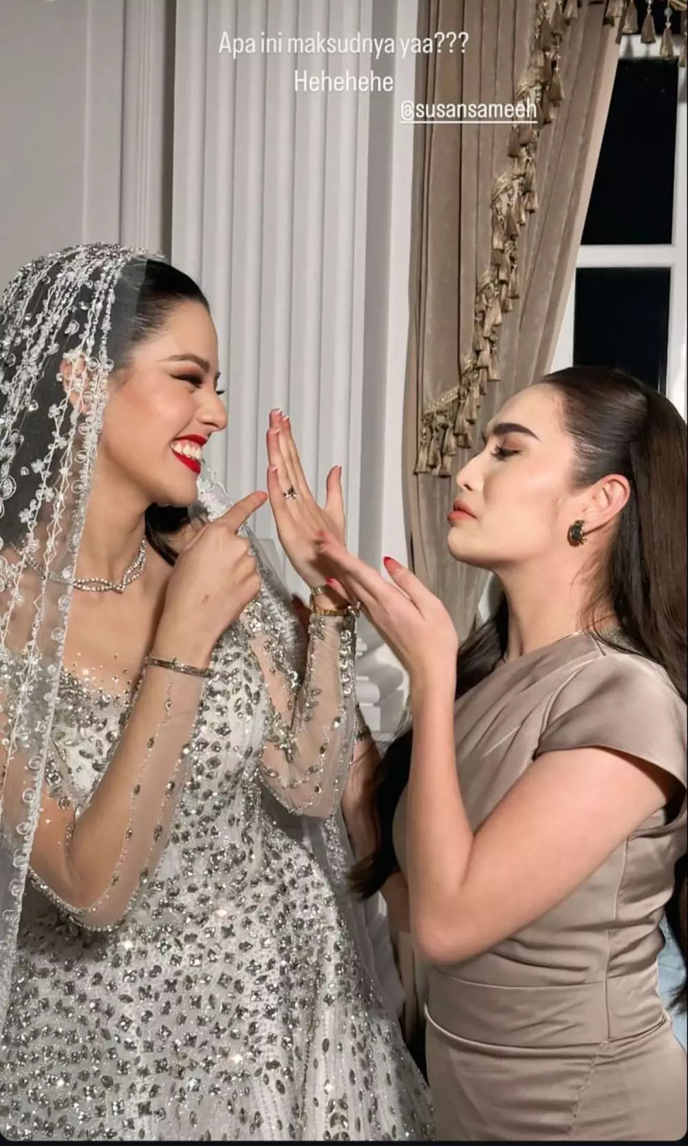 Potret detail makeup glam Susan Sameh  berbagai sumber