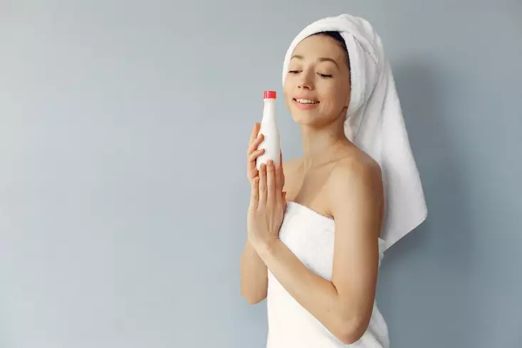 cara alpha arbutin bekerja © 2024 freepik.com