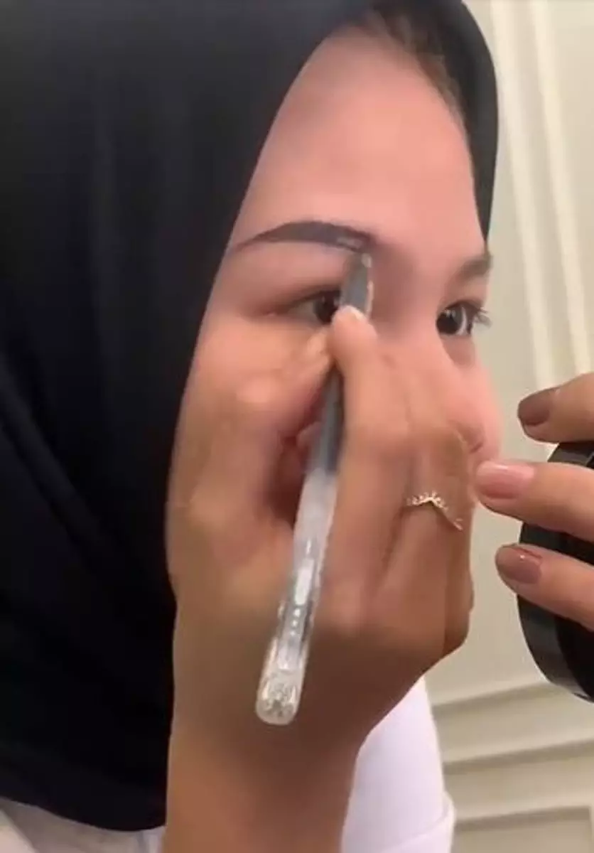 Cewek ngide bikin alis pakai pulpen ini hasilnya tak terduga TikTok