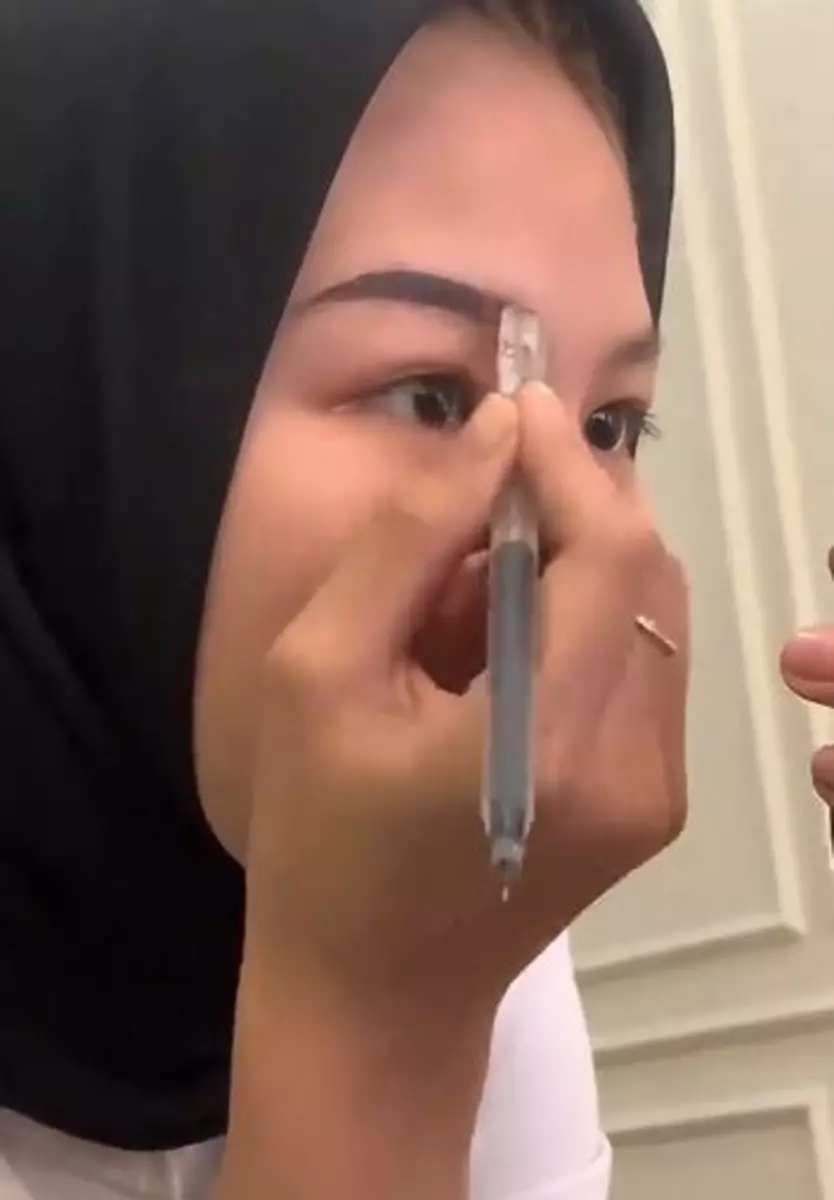 Cewek ngide bikin alis pakai pulpen ini hasilnya tak terduga TikTok
